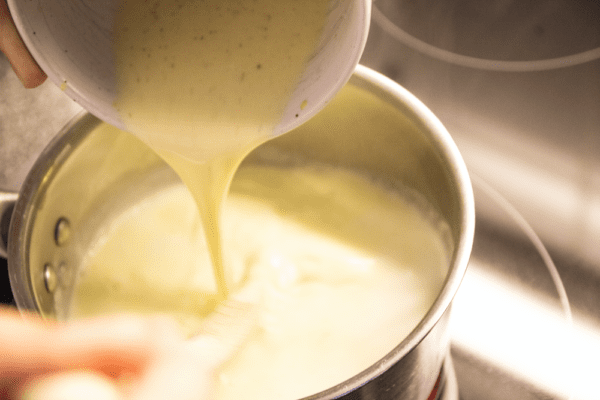 Rezept für Mini-Obst-Törtchen - Vanillepudding wird vorbereitet | Miomente Entdeckermagazin