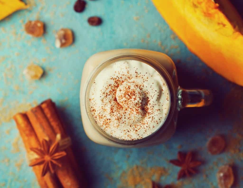 Herbst im Glas: Unser Rezept für einen selbstgemachten Pumpkin-Spice-Latte | Miomente Entdeckermagazin