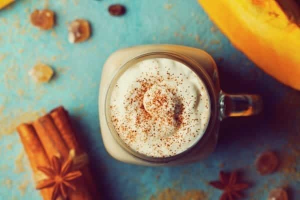 Herbst im Glas: Unser Rezept für einen selbstgemachten Pumpkin-Spice-Latte | Miomente Entdeckermagazin
