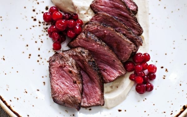 Rezept für ein saftiges rosa Steak mit Maronenpüree und frischen Preiselbeeren im Miomente Entdeckermagazin