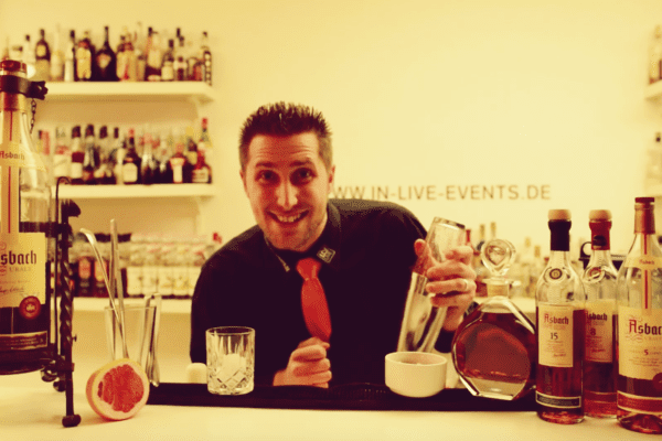 Zwei leckere Cocktail-Rezepte zum Nachmixen von unserem Cocktail-Partner Markus Kern von der IN-LIVE Cocktailschule in Frankfurt: Rezept für Brandy Punch und die feurige Dame | Miomente Entdeckermagazin