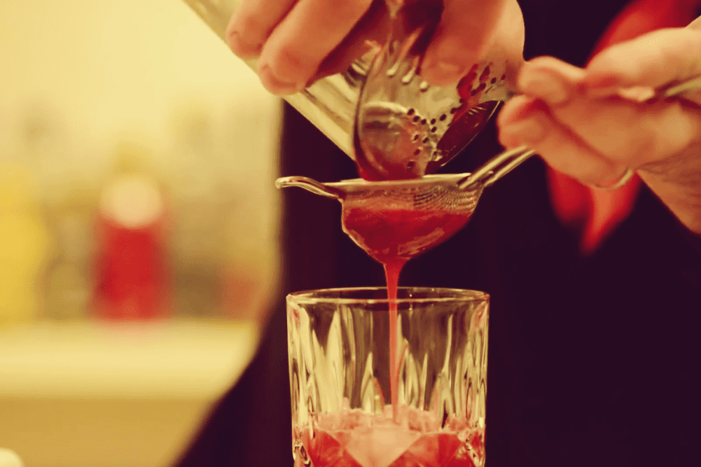 Zwei leckere Cocktail-Rezepte zum Nachmixen von unserem Cocktail-Partner Markus Kern von der IN-LIVE Cocktailschule in Frankfurt: Rezept für Brandy Punch und die feurige Dame | Miomente Entdeckermagazin