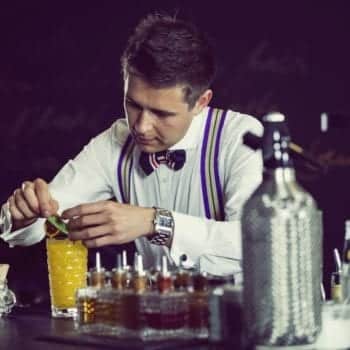 Bar Manager Roman Kern in seiner Location Sophia's Bar im "The Charles Hotel" in München - Spritzige und Fruchtige Cocktailkurse | Miomente Entdeckermagazin