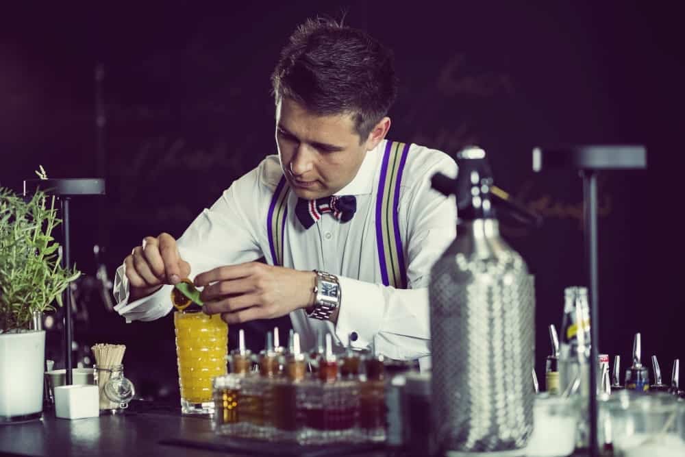 Bar Manager Roman Kern in seiner Location Sophia's Bar im "The Charles Hotel" in München - Spritzige und Fruchtige Cocktailkurse | Miomente Entdeckermagazin