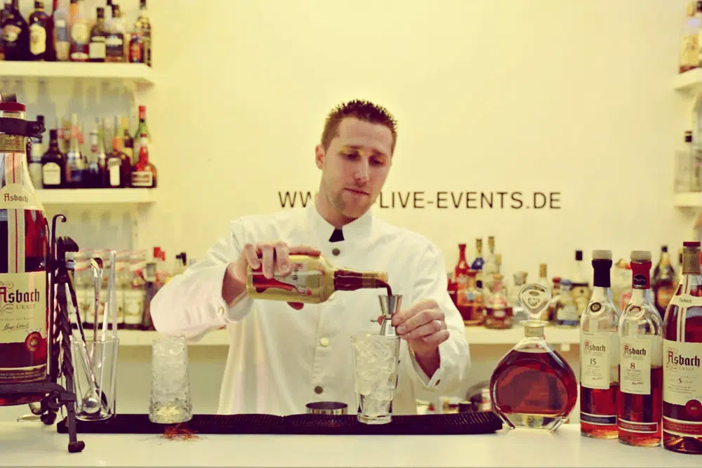 Zwei leckere Cocktail-Rezepte zum Nachmixen von unserem Cocktail-Partner Markus Kern von der IN-LIVE Cocktailschule in Frankfurt: Rezept für Brandy Punch und die feurige Dame | Miomente Entdeckermagazin