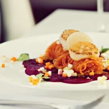 Nougat-Kochbuch: "Mein Herz schlägt Nougat!" von Profikoch Christian Senff aus Frankfurt – Süße und pikante Rezepte mit Nougat – Jakobsmuscheln auf Glasnudeln mit Nougat-Krokant | Miomente Entdeckermagazin