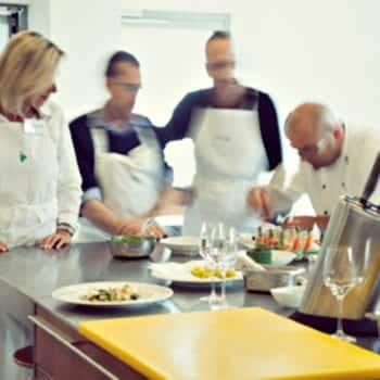 Vielfältige und kreative Kochkurse bei Koch Henry Oskar Fried in der Kochschule des Hotels Traube Tonbach in Freiburg | Miomente Entdeckermagazin
