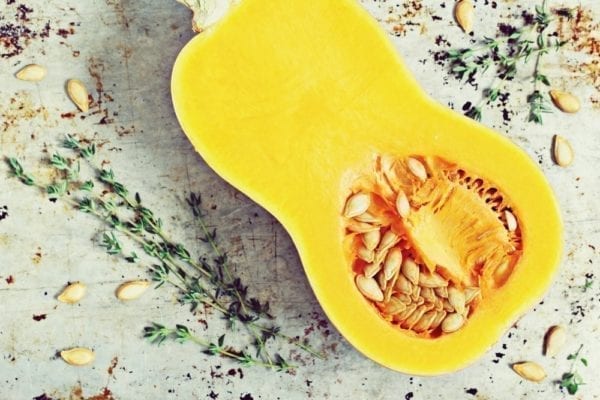 Butternut-Kürbis halbiert mit Kräutern und Kürbis-Hummus - Entdeckermagazin - Miomente
