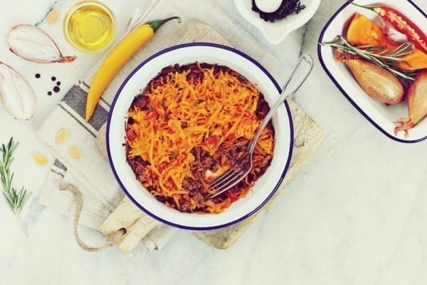 Schalotte schneiden - Kürbis-Hack-Auflauf - Entdeckermagazin - Miomente