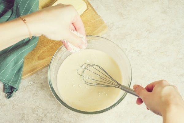 Wie mache ich Pfannkuchen? Eine Schritt für Schritt-Anleitung - Teig rühren -Entdeckermagazin - Miomente