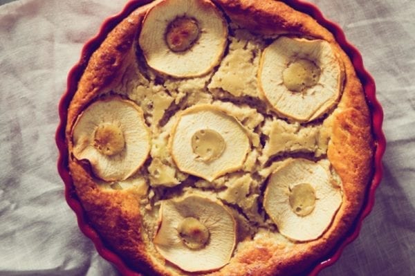 Apfelkuchen mit Karamellsoße und Thymian-Rezept - Entdeckermagazin - Miomente