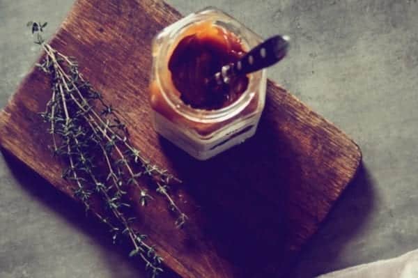 Apfelkuchen mit Karamellsoße und Thymian-Rezept - Entdeckermagazin - Miomente