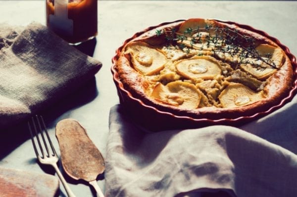 Apfelkuchen mit Karamellsoße und Thymian-Rezept - Entdeckermagazin - Miomente