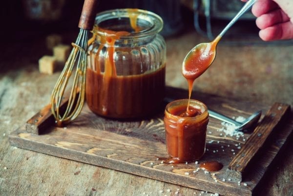 Apfelkuchen mit Karamellsoße und Thymian-Rezept - Entdeckermagazin - Miomente