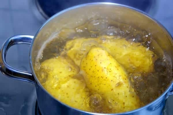 Schritt 1: Festkochende Kartoffeln fast gar kochen