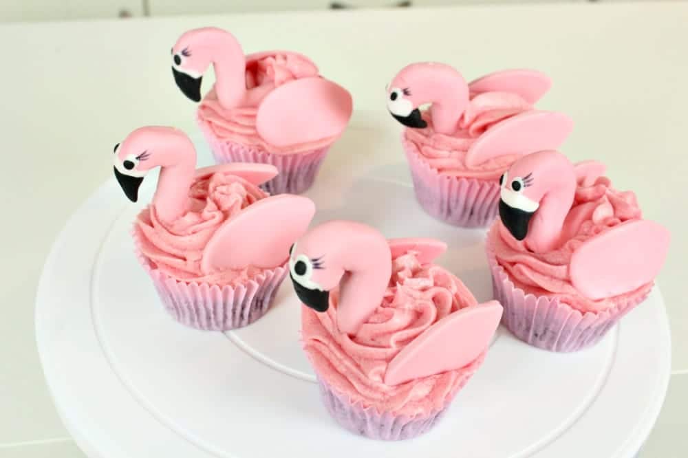 Rezeptvideo für pinke Flamingo-Cupcakes von Miomente-Partnerin Stephanie Juliette Rinner - Mein Keksdesign München | Miomente Entdeckermagazin