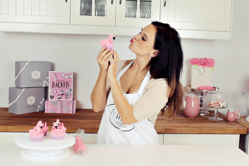 Rezeptvideo für pinke Flamingo-Cupcakes von Miomente-Partnerin Stephanie Juliette Rinner - Mein Keksdesign München | Miomente Entdeckermagazin