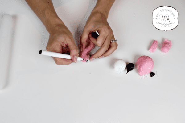 Rezeptvideo für pinke Flamingo-Cupcakes von Miomente-Partnerin Stephanie Juliette Rinner - Mein Keksdesign München | Miomente Entdeckermagazin