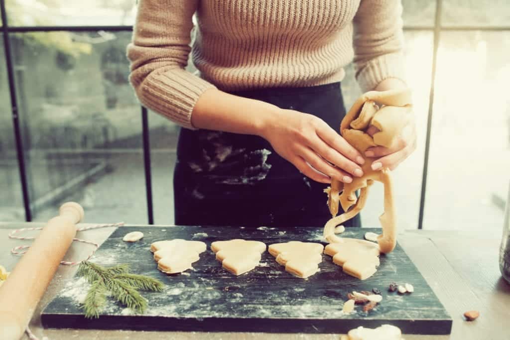 Weihnachts-Desserts - Frau beim Backen - Entdeckermagazin Miomente
