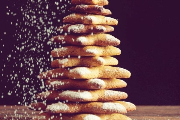 Weihnachts-Desserts - Pfefferkuchensterne mit Puderzucker - Entdeckermagazin Miomente