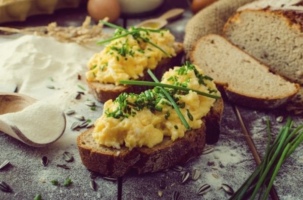 Wie mache ich Rührei - Eier stocken lassen - Entdeckermagazin - Miomente