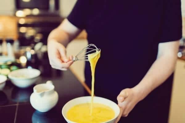 Wie mache ich Rührei - Eier stocken lassen - Entdeckermagazin - Miomente