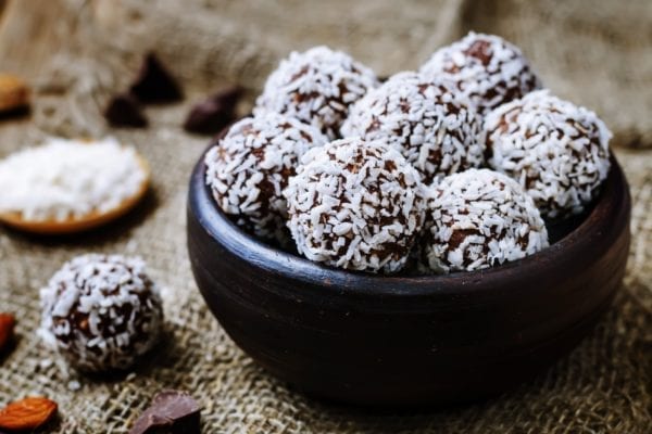 Rezept für gesunde Energy Balls mit Datteln, Cashewnüssen, Haferflocken und Kokosraspeln – Rezept für Clean Eating oder Paleo | Miomente Entdeckermagazin