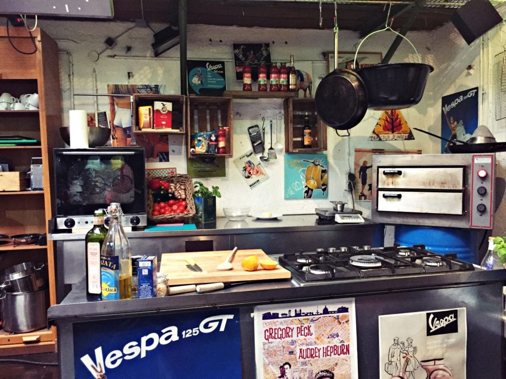Italienische Kochkurse in der Kochschule "Vesbar" in München – Kochen zwischen Vespas und Werkzeugen | Miomente Entdeckermagazin