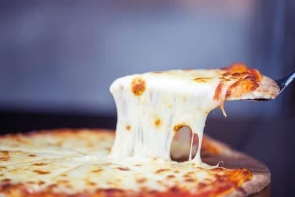 Rezeptvideo: Pizzateig ganz ohne Gehzeit | Miomente Entdeckermagazin