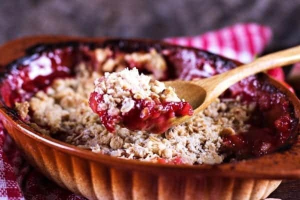 Rezept Apfel-Himbeeren-Crumble mit Vanillesauce von SOUTHkitchen Berlin - Kochkurse in Berlin | Miomente Entdeckermagazin