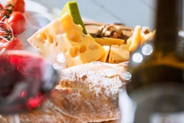 Wein-Knigge - Käse und Brot - Entdeckermagazin Miomente