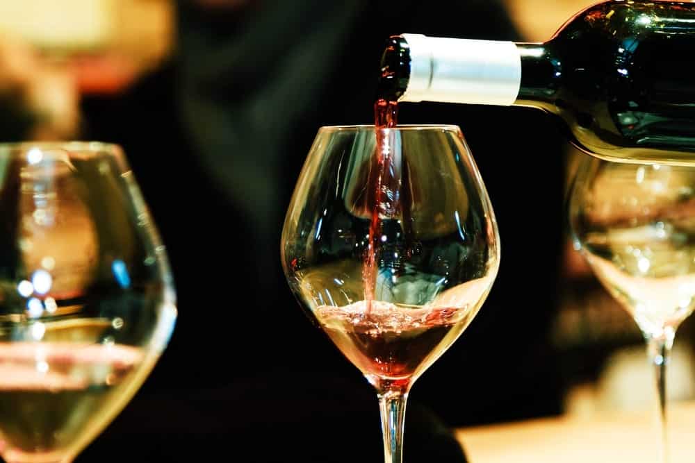 Kleiner Wein-Knigge - Interview mit Wein-Expertin Josephine Siegert - Weinglas - Entdeckermagazin - Miomente