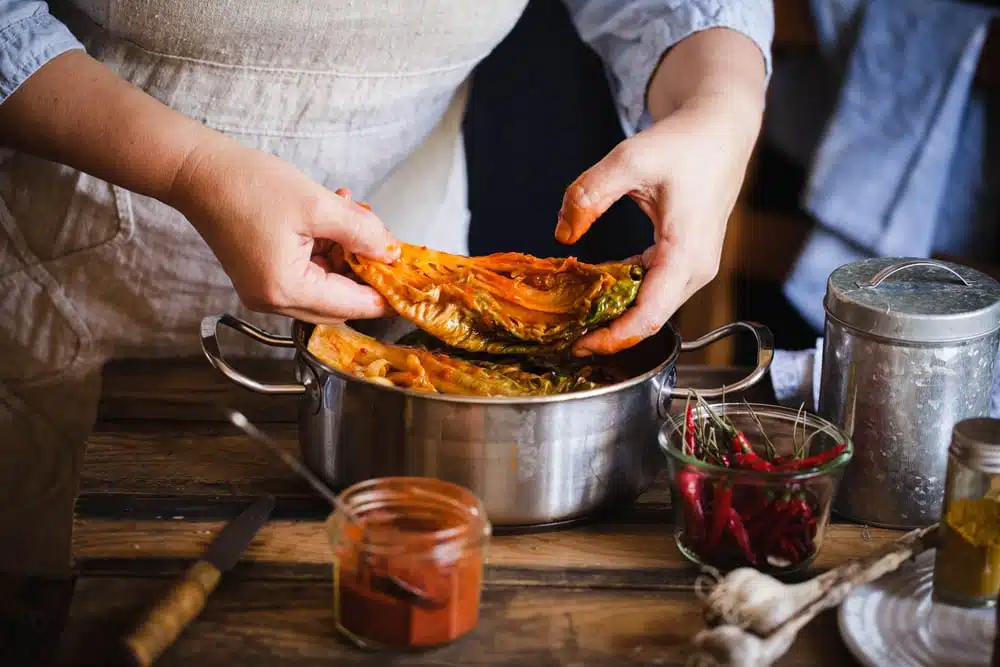 Kimchi selber machen: Chinakohl mit Chilipaste einreiben