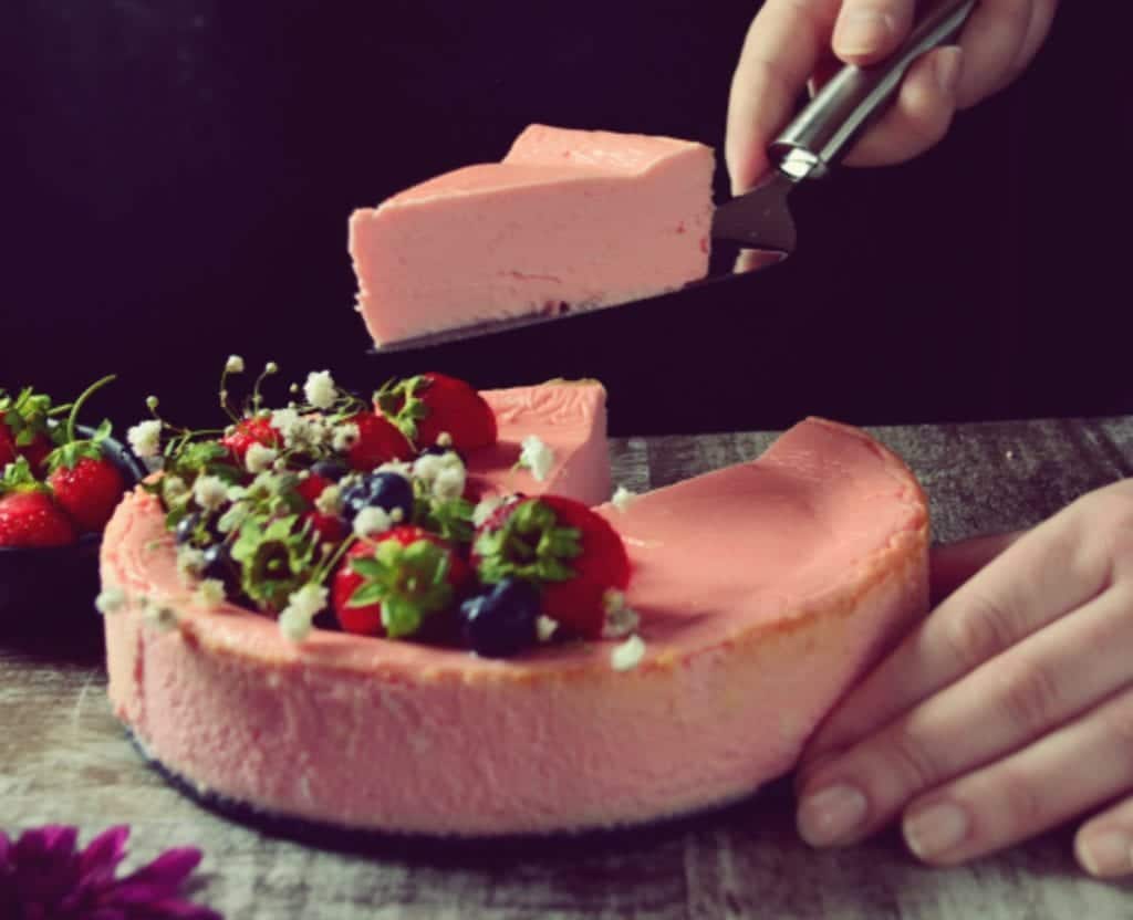 Ein Stück vom Glück - Käsekuchen mit Erdbeeren - Entdeckermagazin - Miomente