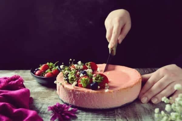 Wir backen im Frühling Käsekuchen mit Erdbeeren - Entdeckermagazin - Miomente