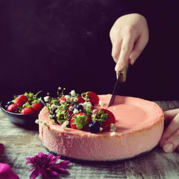 Wir backen im Frühling Käsekuchen mit Erdbeeren - Entdeckermagazin - Miomente