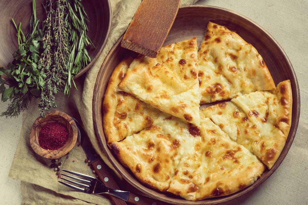 Georgische Pizza - Chatschapuri - Entdeckermagazin - Entdeckermagazin