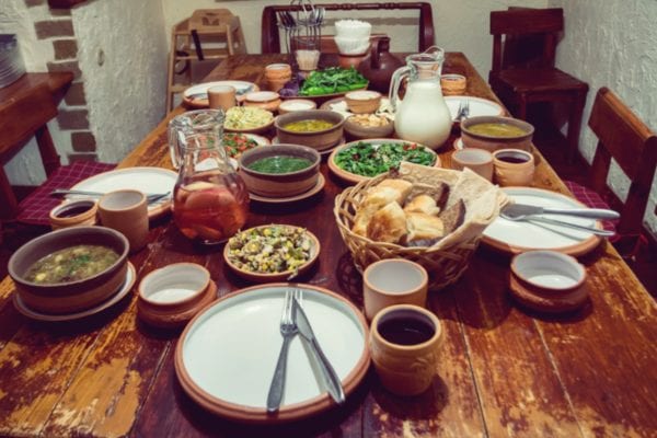 Fragst du dich, wie man Georgien isst? An einer reich gedeckten Tafel mit vielen frischen Speisen! - Entdeckermagazin - Miomente