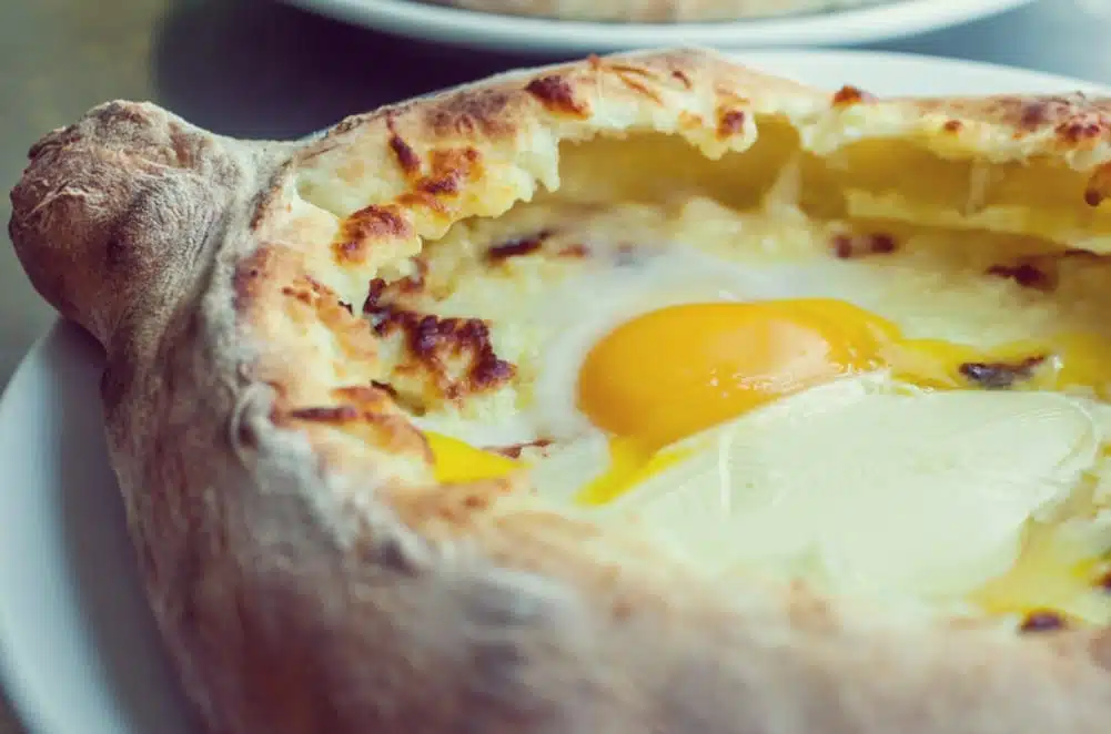 Die neue Pizza aus Georgien: Chatschapuri mit Ei macht dem beliebten Fastfood aus Italien Konkurrenz - Entdeckermagazin Miomente