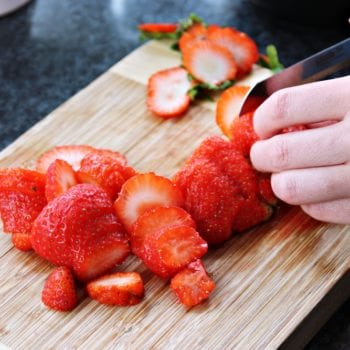 Eis selber machen: Erdbeeren schneiden - Entdeckermagazin Miomente