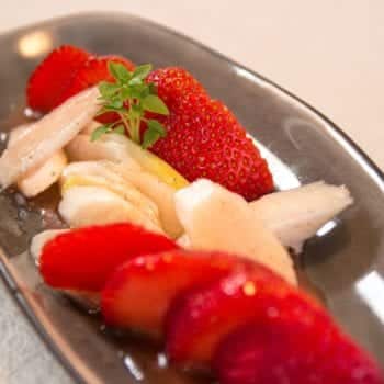 Rezept für Erdbeer-Spargel-Salat mit Vanille-Vinaigrette von Koch Markus Kieslich - Kochkurse in Wolfratshausen, München | Miomente Entdeckermagazin