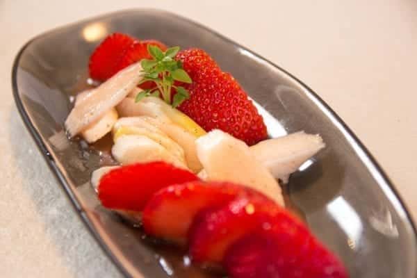 Rezept für Erdbeer-Spargel-Salat mit Vanille-Vinaigrette von Koch Markus Kieslich - Kochkurse in Wolfratshausen, München | Miomente Entdeckermagazin