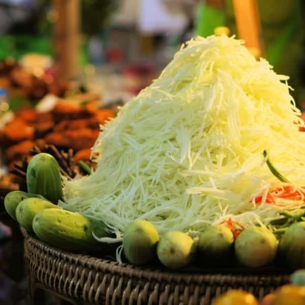 Geraspelte, grüne Papaya