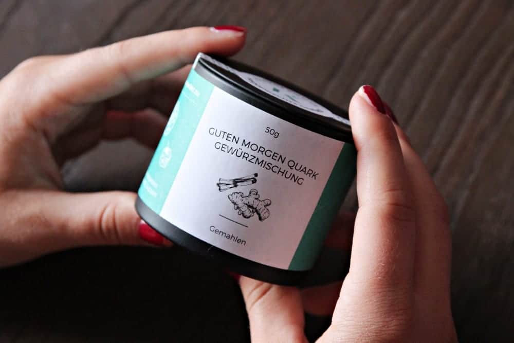 Handgemischte Gewürze - Chili-Jalapeno-Salz mit Vanille – Guten Morgen Quark - Entdeckermagazin Miomente