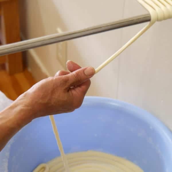 Herstellung von Udon - der dicksten Nudelsorte