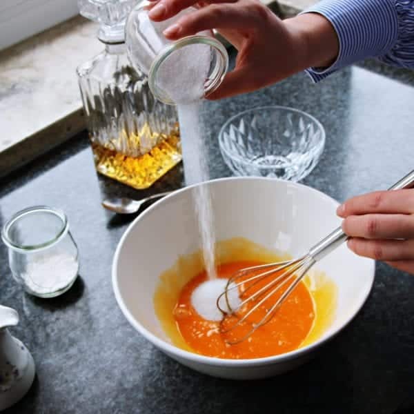 Eis selber machen: Eier und Zucker verrühren - Entdeckermagazin Miomente