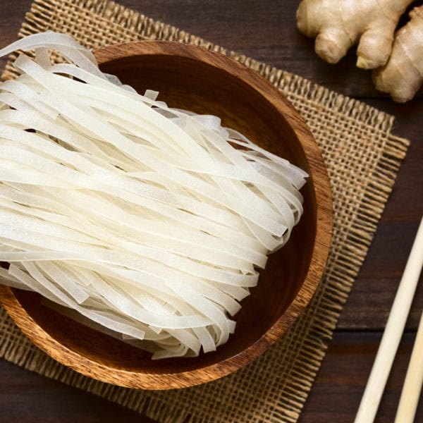 Typische Reisnudeln für Pho Bo