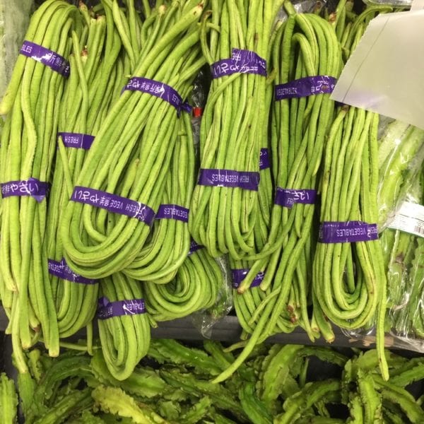 Lange grüne Schlangenbohnen für Papayasalat