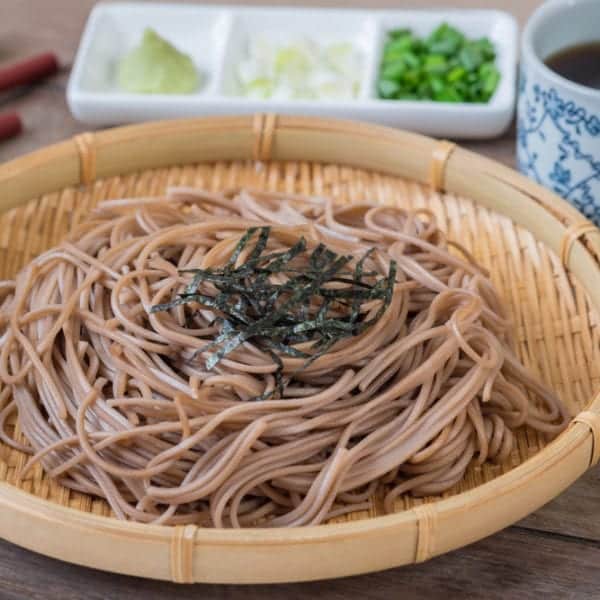 Soba-Nudeln auf einem Bambusgitter