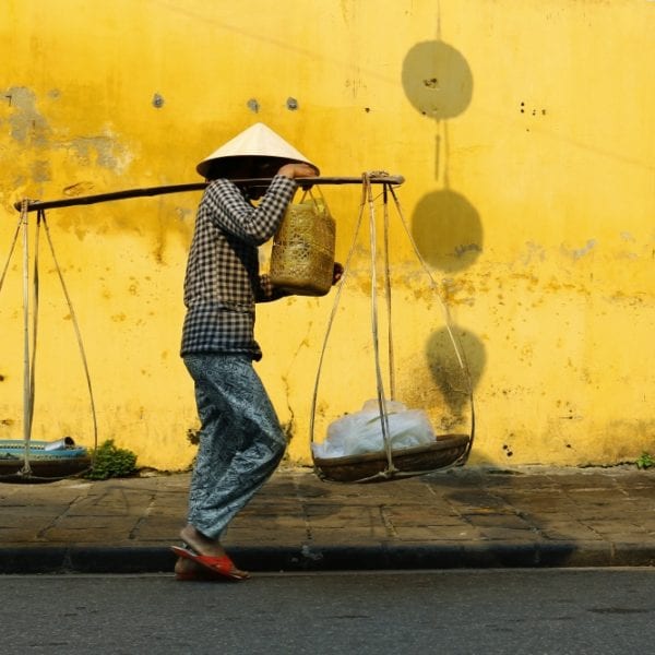 Strassenverkäufer in Bangkok mit Papayasalalt
